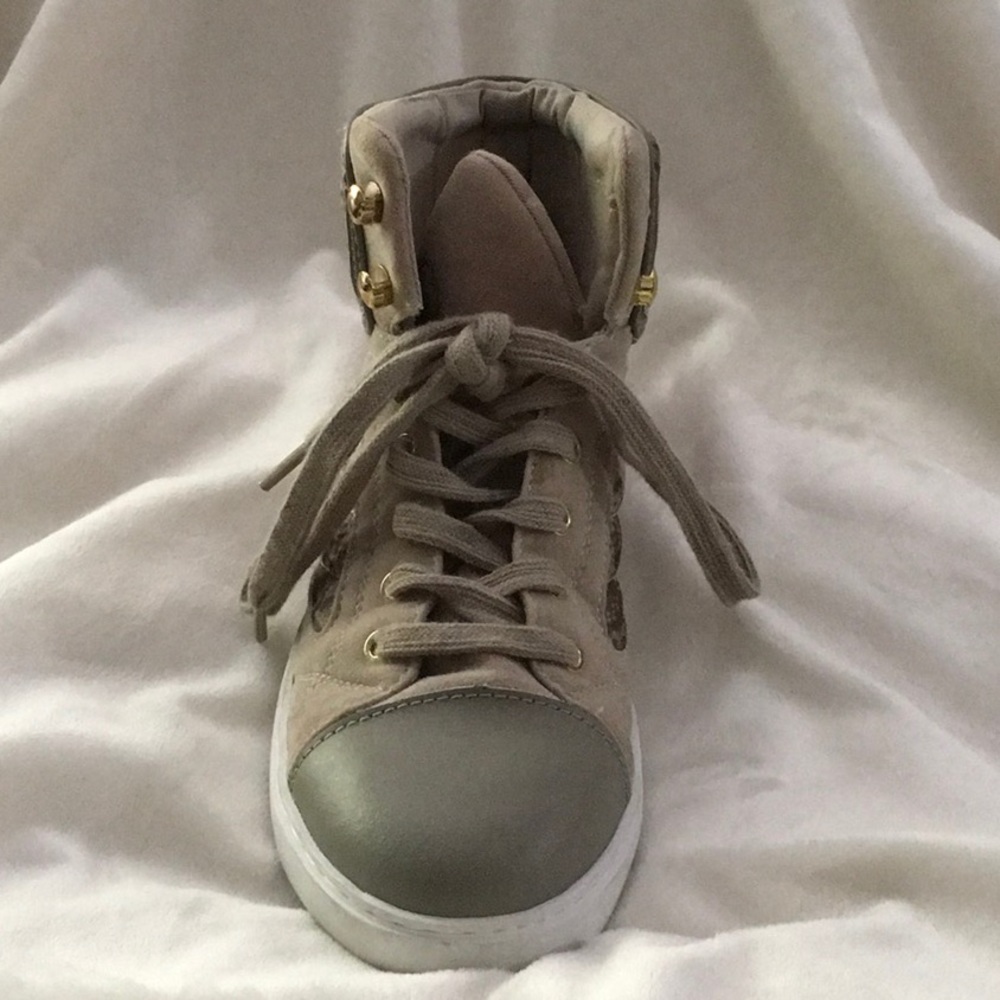 Tan guess sneakers